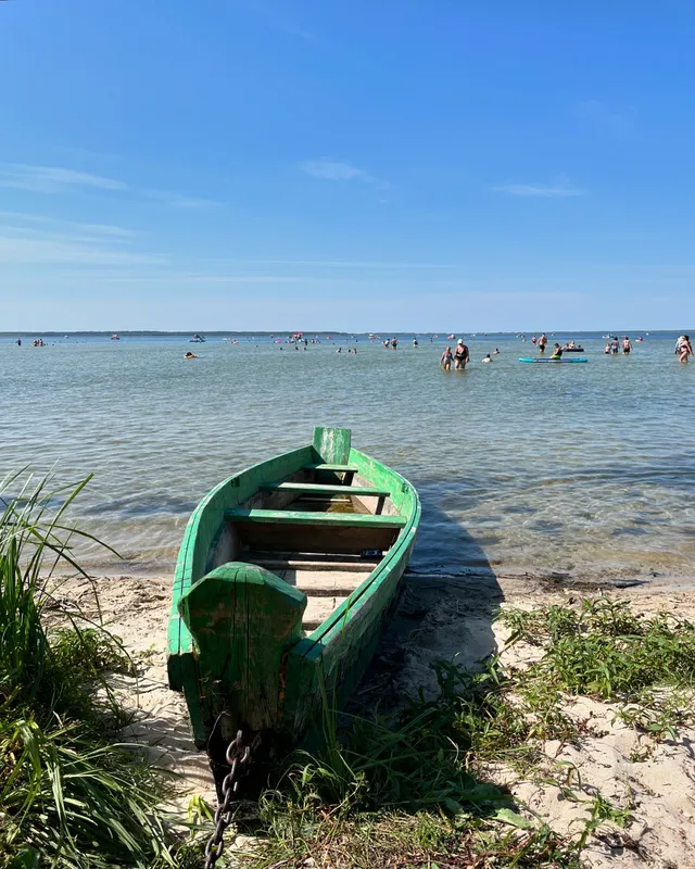 Спека, прохолодна водичка і качечки: як минають останні літні дні на Світязі (фото)