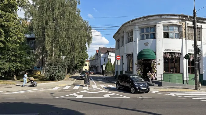 У Луцьку відновили рух вулицею Степана Бандери (фото)