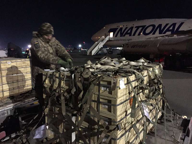 Боєприпаси та заряди: в Україну прибули ще два літаки допомоги від США (фото)