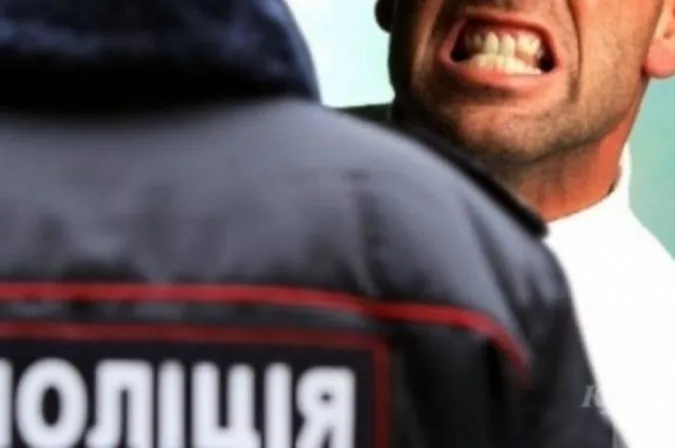 Чоловіку, який три роки тому покусав луцького поліцейського, винесли вирок