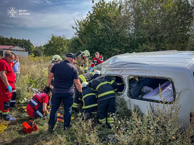 У селі під Луцьком перекинулось авто, водія затисло (фото)