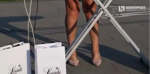 У Луцьку на площі оголена жінка прасувала білизну (відео)