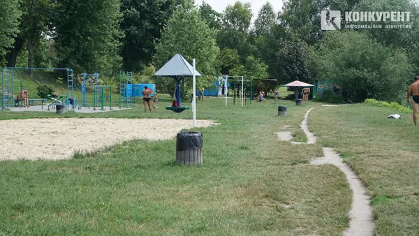 «Тонуть діти, а батьки п’ють пиво»: історії з центрального пляжу Луцька
