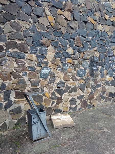 У Луцьку на меморіалі впала бетонна плита (фото)