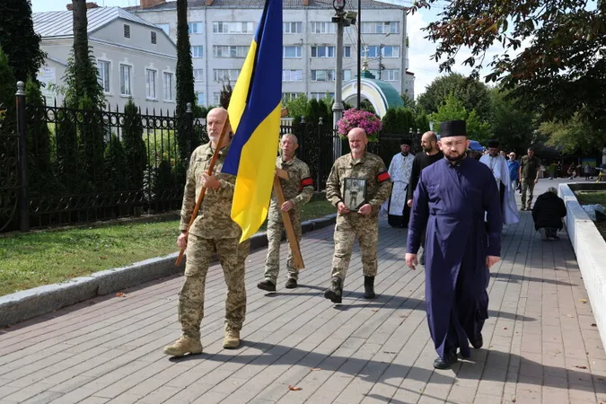 Луцьк навколішки попрощався з воїном Анатолієм Гончаревичем