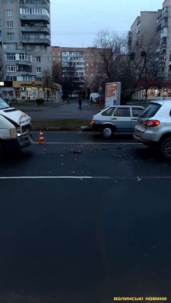 У Луцьку перед переходом зіткнулися три авто (фото)