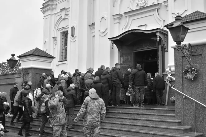 Небо плакало: у Луцьку попрощалися з двома Героями – Вадимом Басарабом та Сергієм Вікторським
