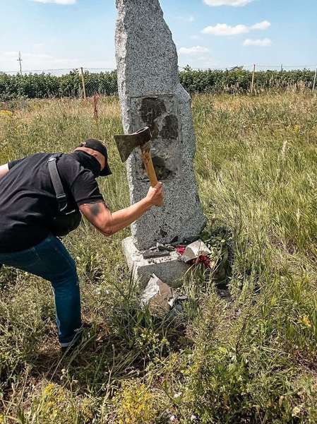 ОПЗЖ відновила пам'ятник дружби України і Росії, проте його одразу знесли