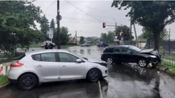 Виїхала на «зустрічку»: у Луцьку зіткнулися Subaru і Renault (фото, відео)
