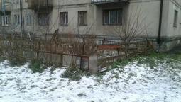 Муніципали демонтували у Луцьку "креативні" паркани з віконних рам(фото)