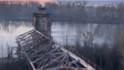 Окупанти зруйнували міст, яким до Києва везли гуманітарну допомогу (відео)