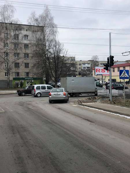 На проблемному перехресті в Луцьку встановили світлофор (фото)