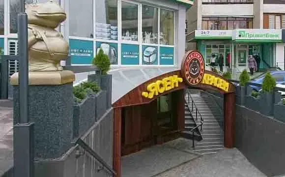 В прохідному місці: у Луцьку на проспекті Соборності продають ресторан (фото)