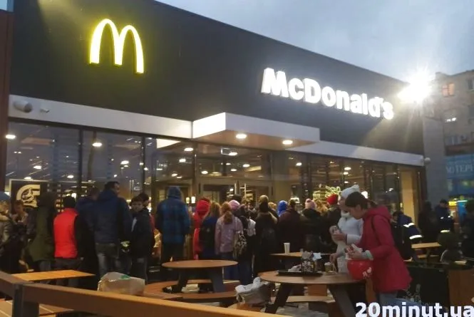 Відкриття McDonald's у Тернополі: черги були аж до дороги (фото) 
