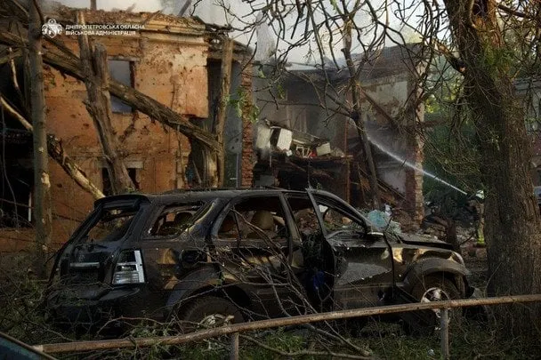 рф атакувала житловий квартал у Дніпрі: зруйновано будинки, загинуло багато людей, зокрема діти