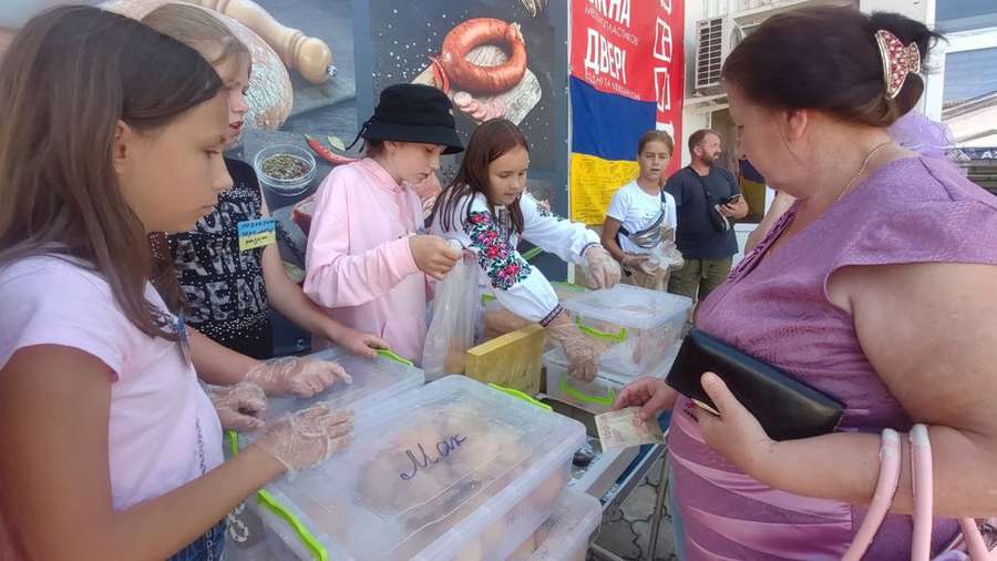 Авторка нової поштової марки з Волині продає з друзями пончики, щоб допомоги ЗСУ (відео)