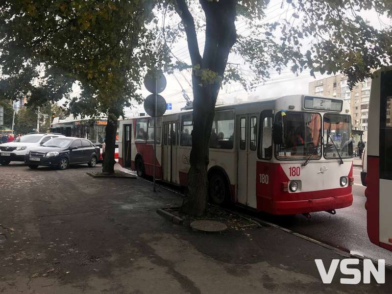 Рух ускладнений: у Луцьку зупинилися тролейбуси (фото)