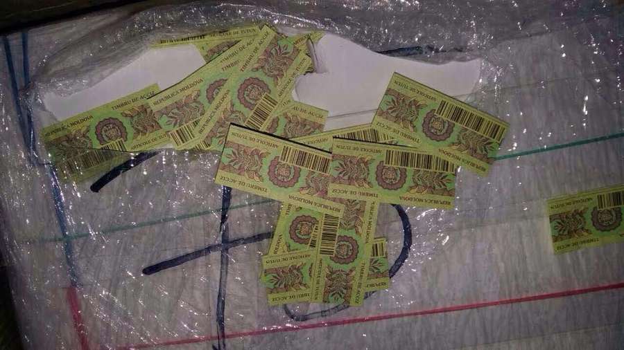 На «Новій пошті» в Луцьку знайшли більше мільйона фальшивих акцизних марок (фото)