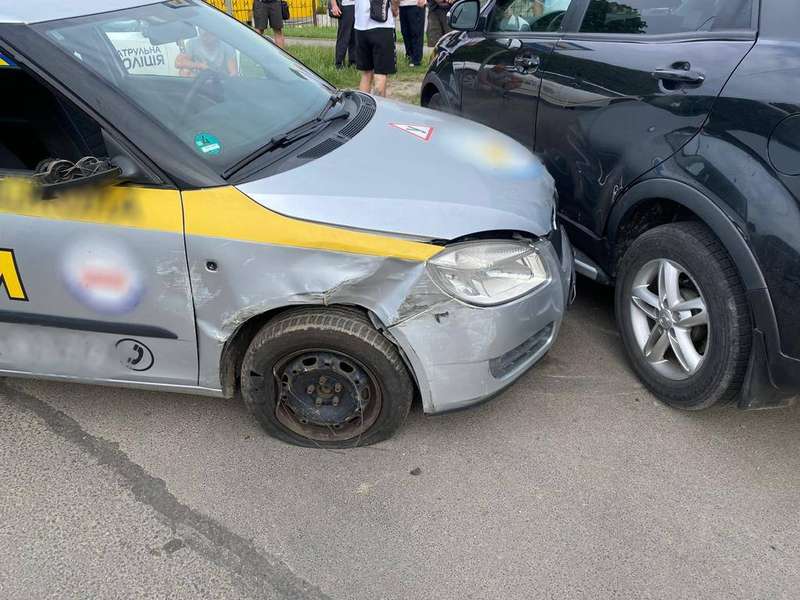 У Луцьку п'яний охоронець викрав авто та в'їхав у три припарковані автівки (фото)