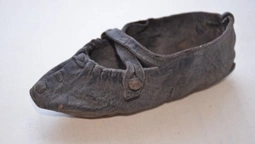 У луцькому Стиру знайшли унікальний черевичок, якому понад 300 років (фотофакт)