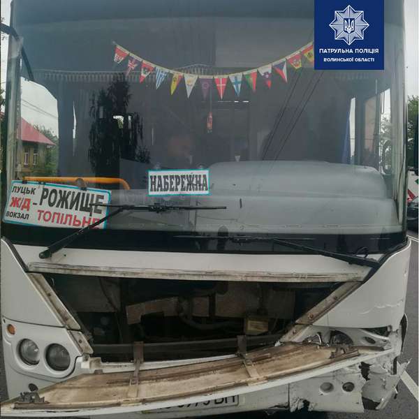 У Луцьку на перехресті автобус в'їхав в «жигулі»: є постраждалі (фото)