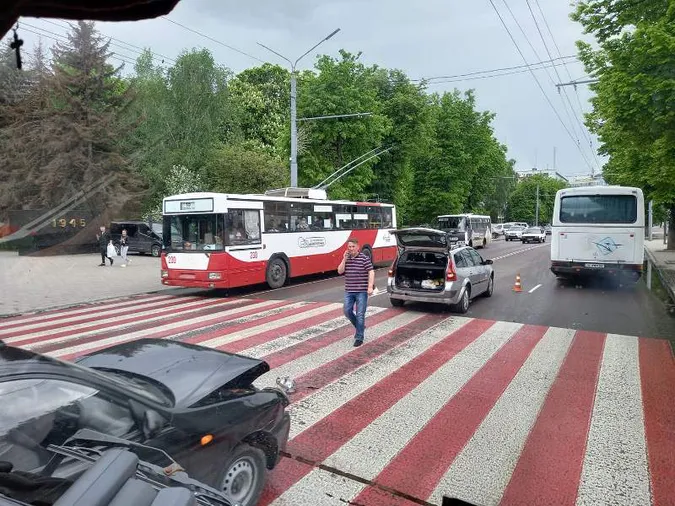 У Луцьку на переході зіткнулися легковики (фото)