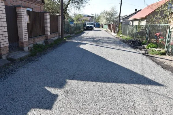 У Луцьку ремонтують дороги та прибудинкові території (фото)
