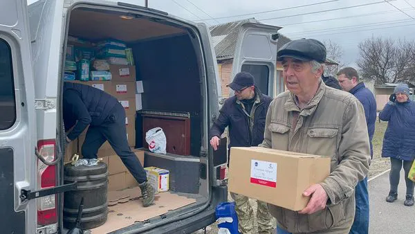 З Луцька у Чернігів: «СВІДОМІ» завезли «сімейні пакунки» з допомогою (фото, відео)