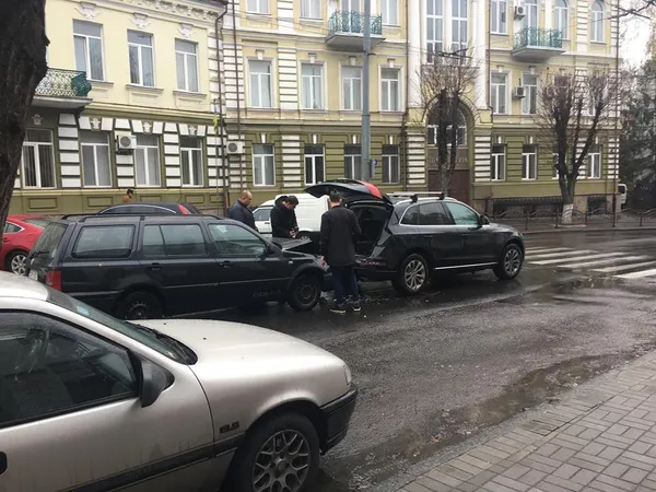У центрі Луцька – аварія: зіткнулися два автомобілі (фото) 