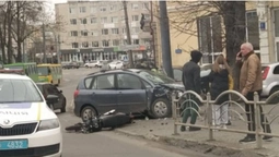 ДТП у Луцьку: авто, заїжджаючи на парковку, збило мотоцикліста (фото)