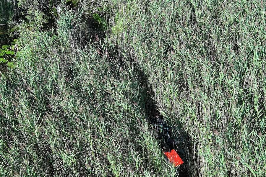 Скинув геолокацію: на Волині рятувальники шукали чоловіка, який заблукав і застряг на болоті (фото)