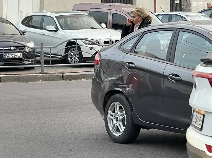 У центрі Луцька тролейбус протаранив авто (фото)