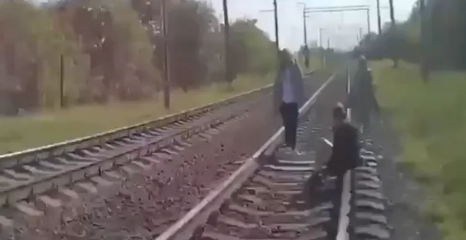 На Рівненщині 49-річний чоловік чекав, поки його переїде поїзд (відео)