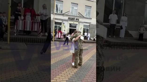 Батько-військовий зробив сюрприз доньці-випускниці у Луцьку (відео)