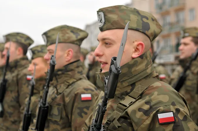 Від сьогодні в Польщі вручатимуть повістки: що відомо