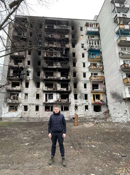 Тарас Шкітер на фоні зруйнованого будинку у Чернігові