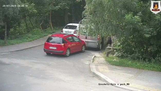 Здавав задом: у Луцьку на в'їзді до парку зіткнулися бус і легковик (відео)