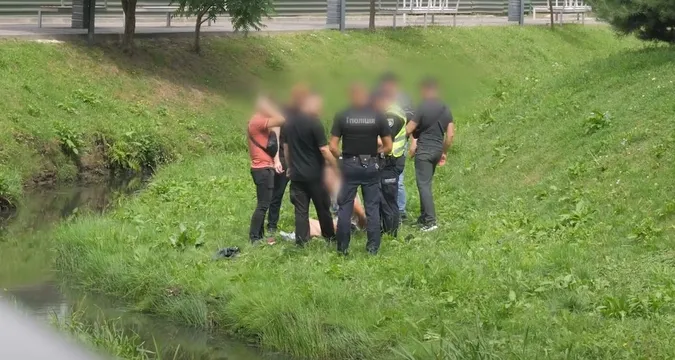 Тікав від поліції та впав у річку: у центрі Луцька зловили чоловіка з підозрілим пакунком (відео)