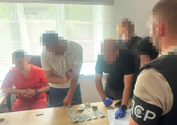 Погоріли на хабарі у 1800 доларів: на Волині затримали медиків за фіктивні інвалідності (фото)