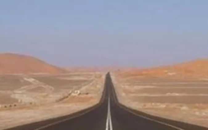 Найдовша пряма дорога у світі: де розташована та скільки доведеться їхати без жодного повороту (відео)