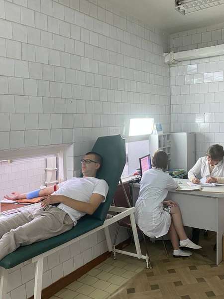 У День медика володимирські лікарі ділилися кров'ю з воїнами (фото)