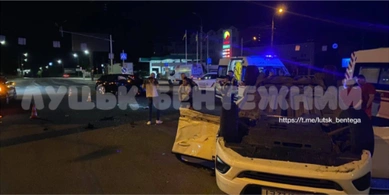 Аварія у Луцьку: від удару авто перекинулося на дах (фото)