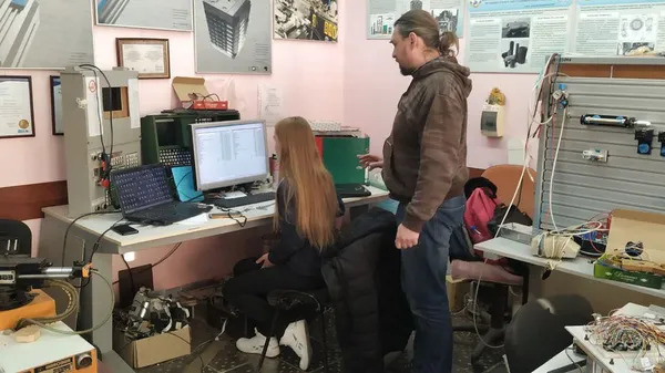 Аліна та Віктор в лабораторії.