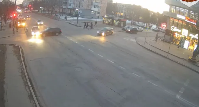 Ледве не збив людей: у мережі показали відео моторошної аварії у Луцьку (відео)