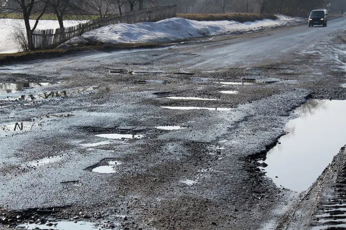 Лучан врятують «діряві» дороги