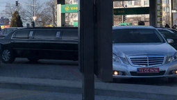 Біля  McDonald's в Луцьку через лімузин утворився затор (фото)