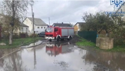 На Ковельщині через дощі затопило під'їзди та двори (фото, відео)