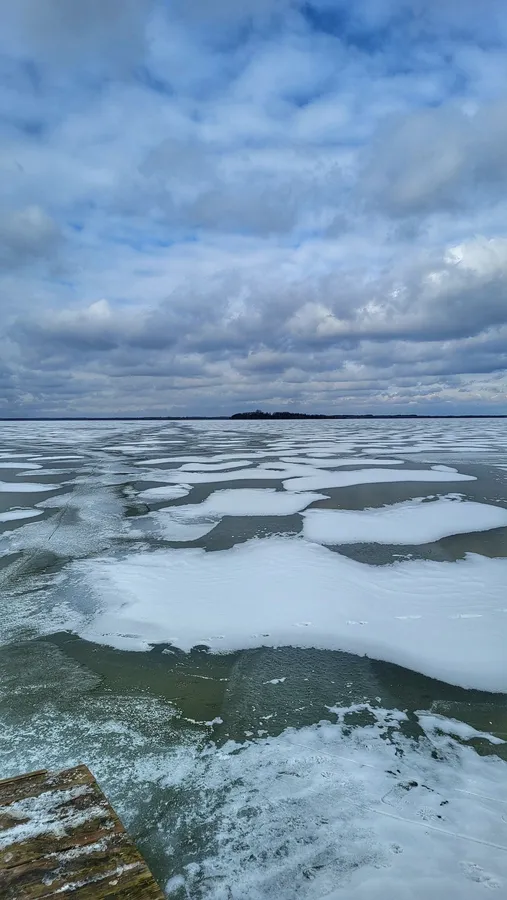 Краю не видно: Світязь перетворився на крижану пустелю (фото)