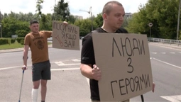 «Стоп байдужість!»: поранені бійці влаштували акцію у Луцьку (відео)