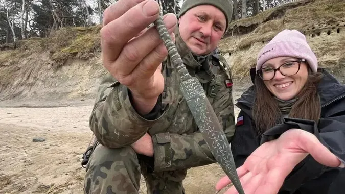 У Польщі пара знайшла рідкісний кинджал, якому 2500 років